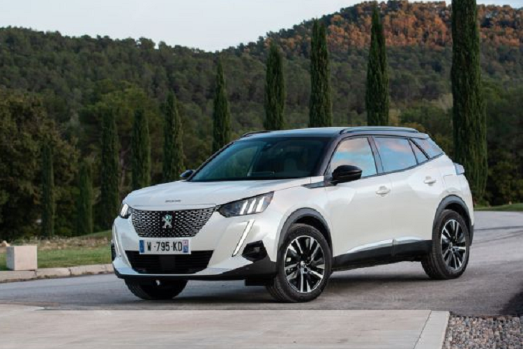 "Trái tim" của Peugeot e-2008 2023 là mô-tơ điện mạnh 136 mã lực và mô-men xoắn cực đại 260 Nm. Mô-tơ điện kết hợp với cụm pin có dung lượng 50 kWh, cho phép xe chạy được 333 km sau khi sạc đầy pin theo chu trình thử nghiệm WLTP. Với bộ sạc nhanh DC 100 kW, thời gian nạp pin từ 0-80% chỉ rơi vào khoảng 30 phút.