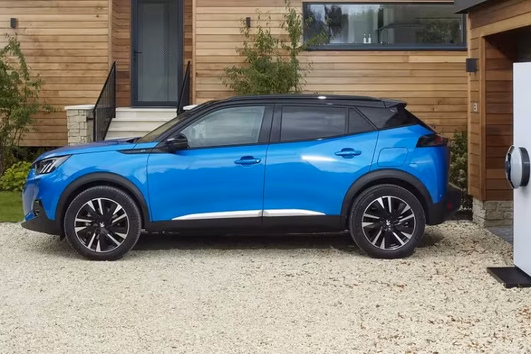 Đúng như tên gọi, e-2008 là phiên bản thuần điện của mẫu SUV hạng B Peugeot 2008. Đây sẽ là mẫu ô tô điện đầu tiên của Peugeot tại thị trường Thái Lan. Đồng thời, Peugeot e-2008 chạy điện sẽ là viên gạch đầu tiên trên con đường chuyển dịch sang thời đại ô tô điện của thương hiệu Peugeot ở thị trường Đông Nam Á này.