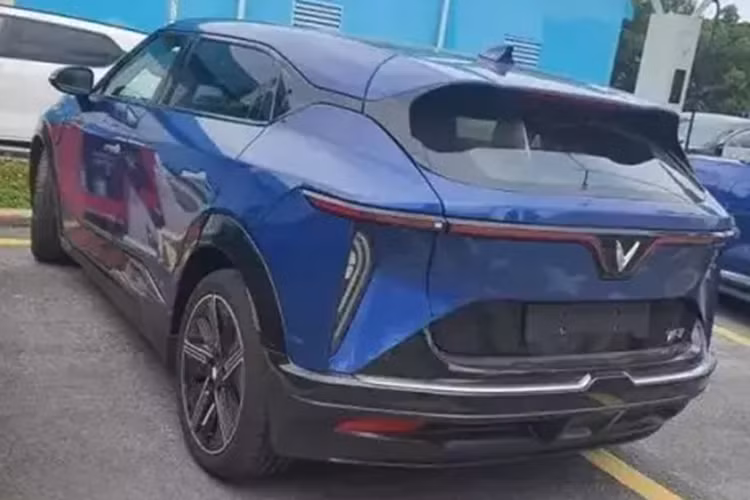 Bên cạnh đó là tay nắm cửa ẩn, đèn hậu nằm dọc và những chi tiết ngoại thất màu đen bóng. Dự kiến, nội thất của VinFast VF7 bản thương mại sẽ có thiết kế tương tự xe concept. Bên trong mẫu ô tô điện này là không gian nội thất 5 chỗ ngồi khá rộng rãi nhờ kích thước dài x rộng x cao lần lượt 4.545 x 1.890 x 1.636 mm và chiều dài cơ sở 2.840 mm.