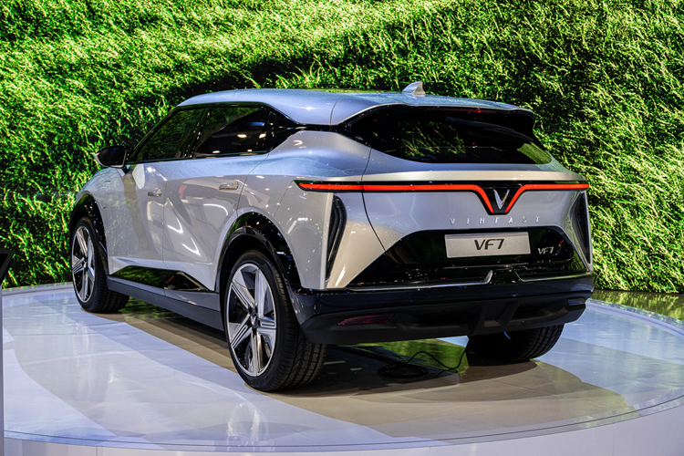 Ngoài ra, xe còn có tính năng điều khiển bằng giọng nói dạng trợ lý ảo, ứng dụng di động, cập nhật phần mềm từ xa, hệ thống hỗ trợ lái trên cao tốc cấp độ 2, hỗ trợ giữ xe ở giữa làn đường, hệ thống kiểm soát hành trình thích ứng và hỗ trợ giữ làn khẩn cấp.