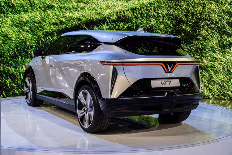 Ngoài ra, xe còn có tính năng điều khiển bằng giọng nói dạng trợ lý ảo, ứng dụng di động, cập nhật phần mềm từ xa, hệ thống hỗ trợ lái trên cao tốc cấp độ 2, hỗ trợ giữ xe ở giữa làn đường, hệ thống kiểm soát hành trình thích ứng và hỗ trợ giữ làn khẩn cấp.