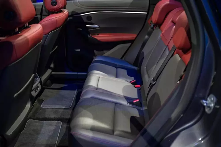 Cách đây không lâu, hình ảnh chiếc VinFast VF7 được cho là phiên bản thương mại đã lan truyền trên mạng xã hội. Qua đó, có thể thấy bản thương mại chỉ sở hữu một số khác biệt nhỏ so với xe concept như sự biến mất của tem chữ nổi "VinFast" trên cửa cốp.