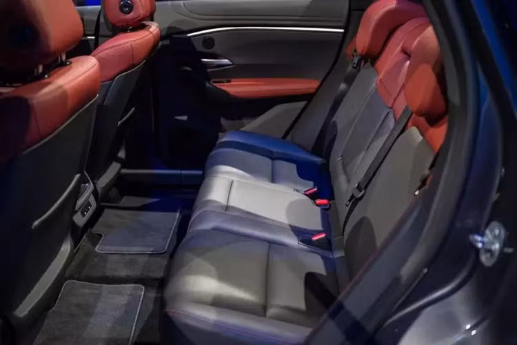 Cách đây không lâu, hình ảnh chiếc VinFast VF7 được cho là phiên bản thương mại đã lan truyền trên mạng xã hội. Qua đó, có thể thấy bản thương mại chỉ sở hữu một số khác biệt nhỏ so với xe concept như sự biến mất của tem chữ nổi "VinFast" trên cửa cốp.