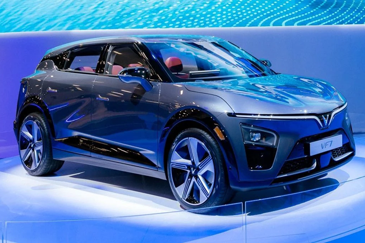 Nếu như bản Eco chỉ có hệ dẫn động cầu trước thì bản Plus đi kèm hệ dẫn động 4 bánh toàn thời gian. Dù ở phiên bản nào, xe cũng dùng cụm pin có dung lượng khả dụng là 75,3 kWh.