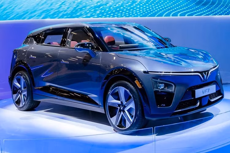 Nếu như bản Eco chỉ có hệ dẫn động cầu trước thì bản Plus đi kèm hệ dẫn động 4 bánh toàn thời gian. Dù ở phiên bản nào, xe cũng dùng cụm pin có dung lượng khả dụng là 75,3 kWh.