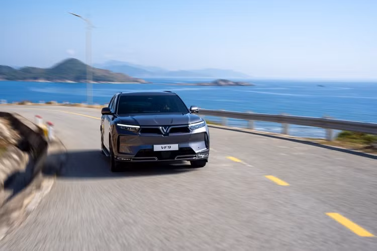 Vinfast VF5 Plus là mẫu xe thuộc phân khúc A-SUV, có giá 458 triệu đồng (không bao gồm pin) và 538 triệu đồng (đã bao gồm pin), được VinFast mở bán và nhận đặt cọc từ tháng 12/2022.