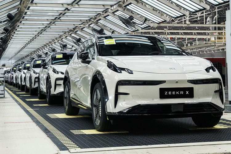 Trước đó, Geely đã ra mắt mẫu SUV chạy điện Zeekr X tại Trung Quốc vào ngày 12/4/2023, với tổng cộng 3 cấu hình, mức giá xe Zeekr X 2023 mới từ 189.800 nhân dân tệ đến 209.800 nhân dân tệ (tương đương 624 triệu đồng cho đến 690 triệu đồng). 