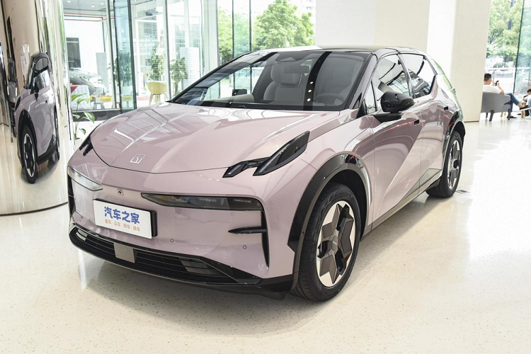 Xe có kích thước dài x rộng x cao lần lượt là 4450/1836/1572 mm, với chiều dài cơ sở là 2750 mm. Bên trong khoang lái, Zeekr X có bảng điều khiển LCD 8,8 inch và màn hình thông minh trượt điện có kích thước 14,6 inch. Ngoài ra, xe còn được trang bị sạc nhanh không dây 50W cho điện thoại di động. Zeekr X có 6 màu sắc là Xám, Xanh lục, Hồng, Trắng, Be và Xanh lam. 