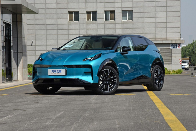 Là một chiếc SUV điện, Zeekr X lại gây ấn tượng khi có khoảng sáng gầm xe thấp và thiết kế như 1 chiếc xe thể thao, ngoài ra là trục cơ sở dài, cột A vát nghiêng và các đường nét sắc sảo ở ngoại hình mang đến sự cá tính cho Zeekr X. 