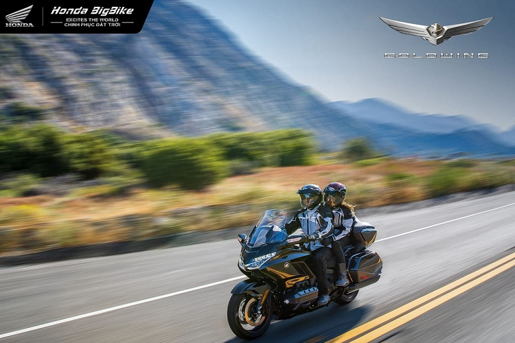 Hệ thống kính chắn gió dễ dàng điều chỉnh độ cao bằng nút bấm. Hệ thống đèn LED phía trước được trang bị 5 thấu kính quang học, được gọi là Jewel-Eye đảm bảo tầm nhìn và độ nhận diện tốt, ngày cả trong sương mù.