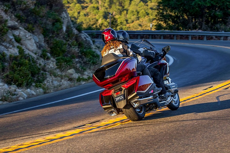 Trái tim của Gold Wing là động cơ 6 xy-lanh đối xứng nằm ngang 1.833cc sản sinh công suất 93kW tại 5.500 vòng/phút và mô men xoắn 170Nm tại 4,500 vòng/phút và được cải tiến để đạt tiêu chuẩn khí thải Euro5. Bên cạnh đó, Gold Wing là mẫu xe đường trường duy nhất đến nay sở hữu hộp số ly hợp kép 7 .