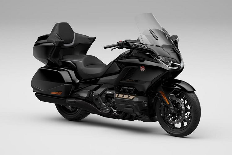 Gold Wing 2023 vẫn sở hữu hệ thống giải trí với dàn âm thanh cải tiến, loa trọng lượng nhẹ mang đến khả năng trình diễn âm thanh sống động, trung thực. Tiện ích công nghệ cao tích hợp tối ưu với màn hình màu đa năng TFT 7inch tinh thể lỏng, hiển thị đầy đủ thông tin về âm thanh, quản lý các chế độ lái và điều chỉnh hệ thống giảm xóc.