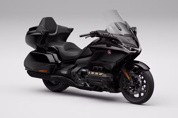 Gold Wing 2023 vẫn sở hữu hệ thống giải trí với dàn âm thanh cải tiến, loa trọng lượng nhẹ mang đến khả năng trình diễn âm thanh sống động, trung thực. Tiện ích công nghệ cao tích hợp tối ưu với màn hình màu đa năng TFT 7inch tinh thể lỏng, hiển thị đầy đủ thông tin về âm thanh, quản lý các chế độ lái và điều chỉnh hệ thống giảm xóc.