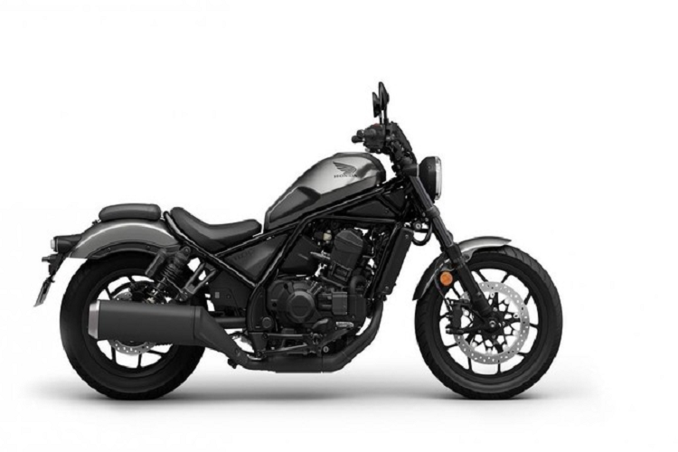  Honda Rebel 1100 2023 mới định hình là chiếc xe phân khối lớn với kiểu dáng phong trần, mang đậm hình bóng của mẫu xe "bobber" hoài cổ. Lần này bên cạnh màu đen quen thuộc, phiên bản 2023 bổ sung màu xám đen rắn rỏi.