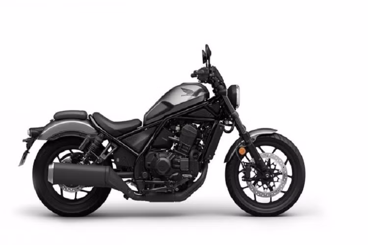  Honda Rebel 1100 2023 mới định hình là chiếc xe phân khối lớn với kiểu dáng phong trần, mang đậm hình bóng của mẫu xe "bobber" hoài cổ. Lần này bên cạnh màu đen quen thuộc, phiên bản 2023 bổ sung màu xám đen rắn rỏi.