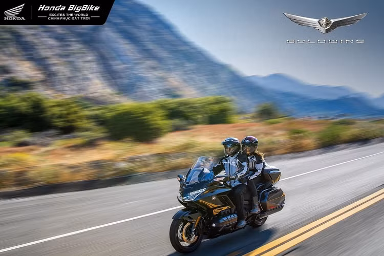 Hệ thống kính chắn gió dễ dàng điều chỉnh độ cao bằng nút bấm. Hệ thống đèn LED phía trước được trang bị 5 thấu kính quang học, được gọi là Jewel-Eye đảm bảo tầm nhìn và độ nhận diện tốt, ngày cả trong sương mù.