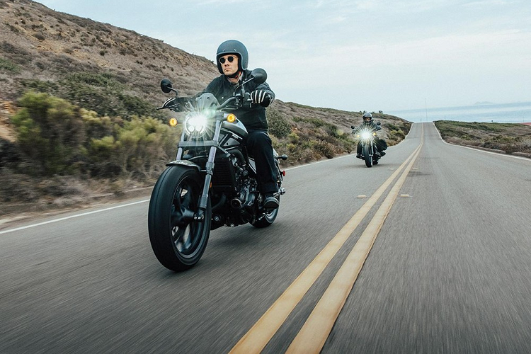 Ngoài ra, Rebel 1100 có phiên bản trang bị hộp số tự động ly hợp kép sáu cấp DCT, trong đó người lái có thể tự lựa chọn cấp số phù hợp (thông qua nút bấm bên tay trái) hoặc để xe tự hoạt động với tính năng tự lựa chọn cấp số và thời điểm chuyển số tùy theo tốc độ và chế độ lái. Xe sở hữu phần yên sau có thể tháo lắp một cách đơn giản, dưới yên xe có ngăn chứa đồ 3 lít tiện dụng và cổng sạc USB loại C. Phuộc trước dạng ống lồng đen tuyền được kết hợp với các ống phuộc 43mm.