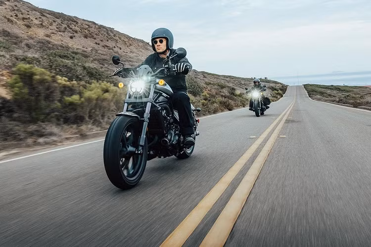 Ngoài ra, Rebel 1100 có phiên bản trang bị hộp số tự động ly hợp kép sáu cấp DCT, trong đó người lái có thể tự lựa chọn cấp số phù hợp (thông qua nút bấm bên tay trái) hoặc để xe tự hoạt động với tính năng tự lựa chọn cấp số và thời điểm chuyển số tùy theo tốc độ và chế độ lái. Xe sở hữu phần yên sau có thể tháo lắp một cách đơn giản, dưới yên xe có ngăn chứa đồ 3 lít tiện dụng và cổng sạc USB loại C. Phuộc trước dạng ống lồng đen tuyền được kết hợp với các ống phuộc 43mm.