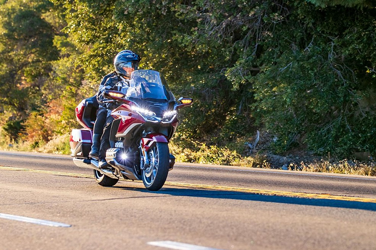 Dung tích thùng sau xe lớn, 61L, chứa được tới 2 chiếc mũ bảo hiểm cả đầu, cộng thêm 60L thể tích ở 2 thùng bên yên xe, đảm bảo cho Gold Wing đủ không gian chứa đồ cần thiết cho những chuyến đi dài. Cả yên trước và sau đều được sử dụng chất liệu da cao cấp, yên sau có góc tựa lưng 23° khiến người ngồi đỡ mỏi trong hành trình dài.