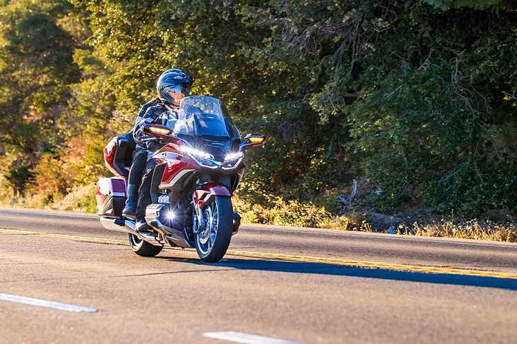 Dung tích thùng sau xe lớn, 61L, chứa được tới 2 chiếc mũ bảo hiểm cả đầu, cộng thêm 60L thể tích ở 2 thùng bên yên xe, đảm bảo cho Gold Wing đủ không gian chứa đồ cần thiết cho những chuyến đi dài. Cả yên trước và sau đều được sử dụng chất liệu da cao cấp, yên sau có góc tựa lưng 23° khiến người ngồi đỡ mỏi trong hành trình dài.