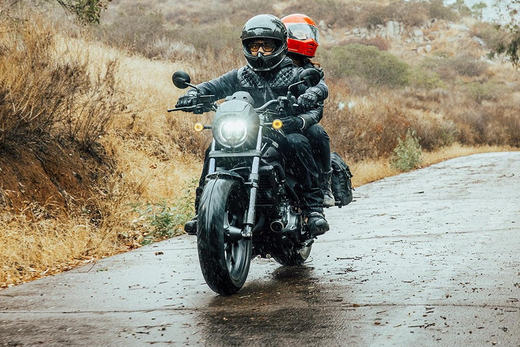 Động cơ của Rebel 1100 có công suất 64kW tại 7.000 vòng/phút cùng mô-men xoắn cực đại 98Nm tại 4.750 vòng/phút. Phiên bản tiêu chuẩn sử dụng hộp số sáu cấp được trang bị hệ thống ly hợp hỗ trợ và chống trượt 2 chiều, giúp cho xe luôn ổn định và dễ kiểm soát, ngăn chặn hiện tượng khóa bánh sau khi dồn số gấp.