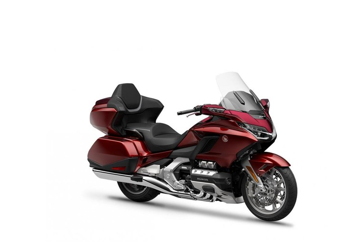 Honda Gold Wing 2023 tại Việt Nam được bổ sung thêm sắc đỏ đen mạnh mẽ, ấn tượng song song màu trắng đen cơ bản trước đó. Gold Wing là chiếc xe dẫn đường khá nổi tiếng, nó là một chiếc mô tô được sinh ra để chinh phục những chuyến đi xa. Xe sử dụng khung sườn đôi nhôm đúc với hệ thống treo thanh giằng kép từ phía trước xe kết hợp với bộ phận giảm xóc điện tử giúp đảm bảo khả năng giảm chấn tối ưu.