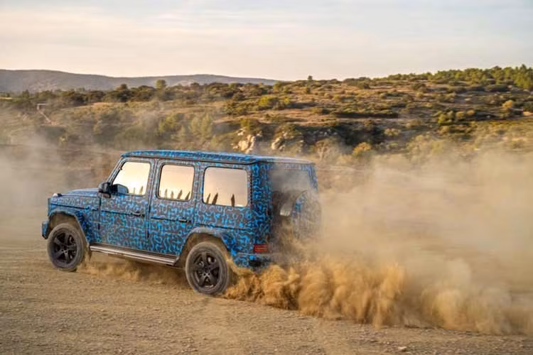 Thương hiệu ngôi sao ba cánh vẫn giữ kín thông tin chi tiết về SUV điện Mercedes-Benz EQG nhưng cho biết mẫu xe này sẽ có khả năng off-road vượt trội, thứ vốn làm nên bản sắc của G-Class trong hàng chục năm qua.