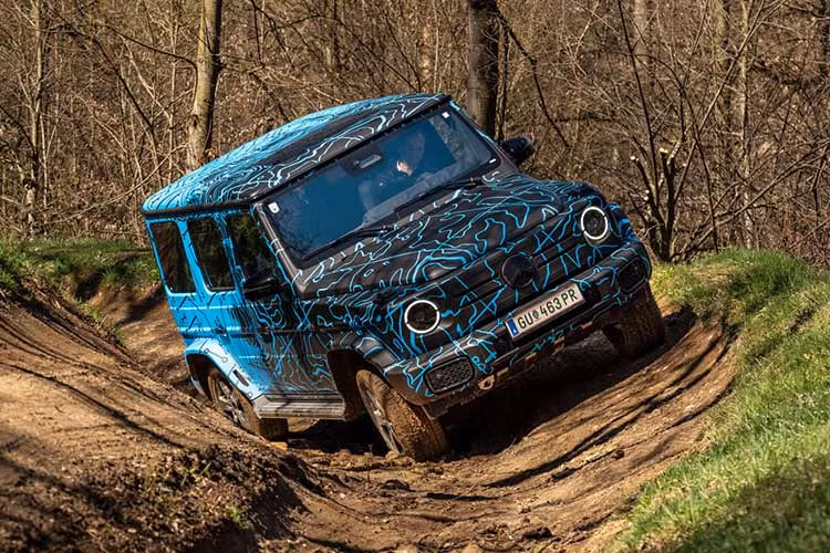 Bên cạnh đó, Mercedes-Benz EQG hoàn toàn mới còn có một chức năng đặc biệt mang tên G-Turn, cho phép xe quay 360 độ tại chỗ. Tính năng này sẽ phát huy tác dụng trong những trường hợp cần xoay xở trong không gian hẹp.