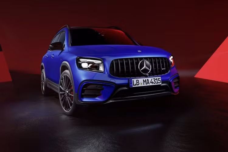 Các phiên bản GLA 220, GLB 250 4Matic, GLB 250 và GLB 250 4Matic được trang bị động cơ tăng áp 4 xy-lanh 2.0L với hệ thống mild hybrid mới, tạo ra công suất 221 mã lực và mô-men xoắn 349 Nm. Mô tơ điện bổ sung 13 mã lực trong một số trường hợp nhất định.