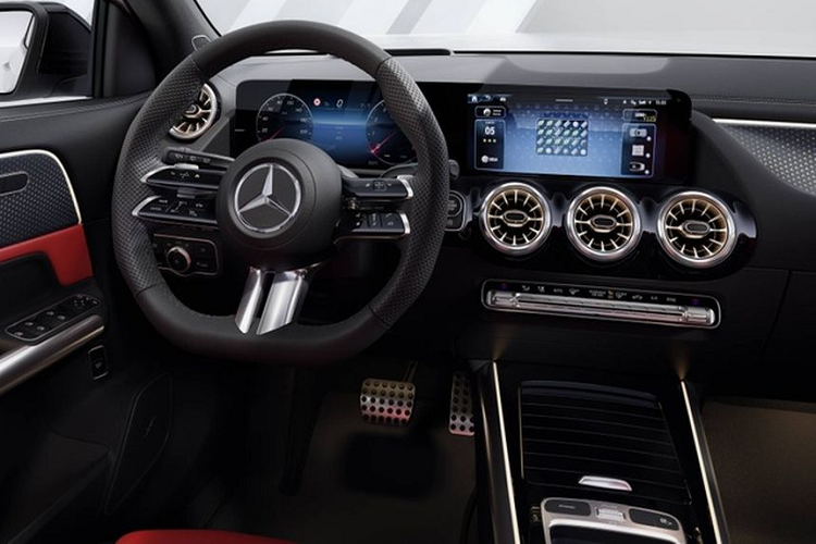 Theo đó, cả GLA và GLB 2024 đều được trang bị hai màn hình 10,25 inch cho cụm đồng hồ kỹ thuật số và màn hình giải trí, tích hợp Apple CarPlay/Android Auto không dây. Vô lăng bọc da nay có thêm tính năng sưởi trên bản AMG Line.