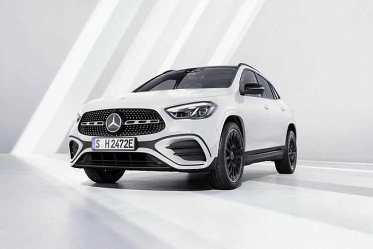 Đối với Mercedes-Benz GLA 2023 mới, mẫu xe này có lưới tản nhiệt được thiết kế lại, cản va kiểu dáng mới và đèn pha LED có đồ họa mới. Bên cạnh đó, xe còn được bổ sung tùy chọn màu sơn Spectral Blue Metallic mới. Trang bị nội thất trên cả hai mẫu xe cũng được Mercedes-Benz nâng cấp.