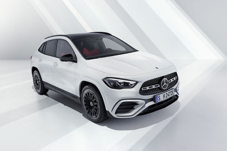 Các phiên bản thuộc dòng AMG của GLA và Mercedes-Benz GLB 2023 nâng cấp cũng được cải tiến thiết kế với đầu xe mới, trong đó logo AMG xuất hiện trên ca pô. Đèn pha LED và đèn hậu cũng đều được nâng cấp trên các bản này. Về nội thất, 2 mẫu SUV sử dụng vô lăng AMG Performance và hệ thống MBUX phiên bản mới.