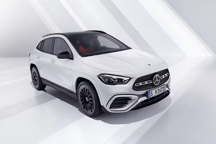 Các phiên bản thuộc dòng AMG của GLA và Mercedes-Benz GLB 2023 nâng cấp cũng được cải tiến thiết kế với đầu xe mới, trong đó logo AMG xuất hiện trên ca pô. Đèn pha LED và đèn hậu cũng đều được nâng cấp trên các bản này. Về nội thất, 2 mẫu SUV sử dụng vô lăng AMG Performance và hệ thống MBUX phiên bản mới.