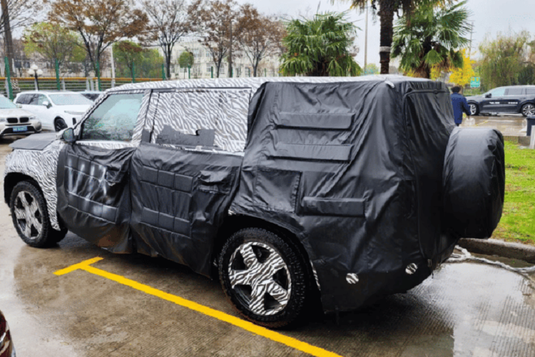 Một số hình ảnh lộ diện trước đó còn cho thấy, chiếc SUV Rox được trang bị bộ mâm 20 inch, kích thước lốp 265/50 và hệ thống truyền động EREV với ICE hoạt động như một máy phát điện, không truyền bất kỳ mô-men xoắn nào tới các bánh xe.