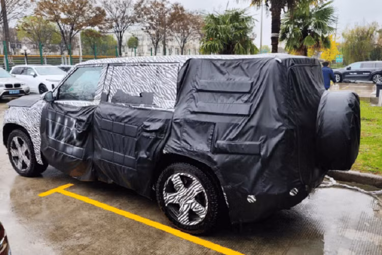 Một số hình ảnh lộ diện trước đó còn cho thấy, chiếc SUV Rox được trang bị bộ mâm 20 inch, kích thước lốp 265/50 và hệ thống truyền động EREV với ICE hoạt động như một máy phát điện, không truyền bất kỳ mô-men xoắn nào tới các bánh xe.