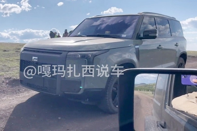 Rất nhiều người đam mê ôtô Trung Quốc khi nhìn thấy thiết kế của Rox đã nhầm lẫn với Fang Cheng Bao SF sắp ra mắt của BYD. Tuy nhiên, cả 2 có một số điểm khác biệt dễ nhận thấy về mặt thiết kế bên ngoài. Video quay lại cho thấy, chiếc SUV địa hình Rox có đèn pha hình chữ T, đường gân trên nắp ca-pô cao với một đường gờ trên mui xe.