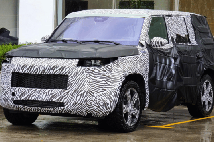 Nó cũng có một lưới tản nhiệt lớn phía trước được tô màu đen. Vòm bánh xe của Rox khá rộng. Bên cạnh những chi tiết này, chiếc SUV này có kính chắn gió gần như phẳng, gương chiếu hậu lớn và tay nắm cửa truyền thống, không phải dạng ẩn.