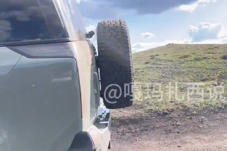 Thú vị hơn, Giám đốc điều hành của Rox Motor là Chang Jing, chủ tịch và người sáng lập Roborock, một nhà sản xuất máy hút bụi. Kể từ năm 2014, Xiaomi là nhà đầu tư chính của nó. Đáng nói là Chang Jing cũng từng làm việc tại Tencent. Sau 2 năm ra mắt, gần đây, giới truyền thông Trung Quốc đã bắt đầu nhìn thấy quả ngọt đầu tiên của hãng, 1 SUV địa hình rất ấn tượng mang tên Rox.