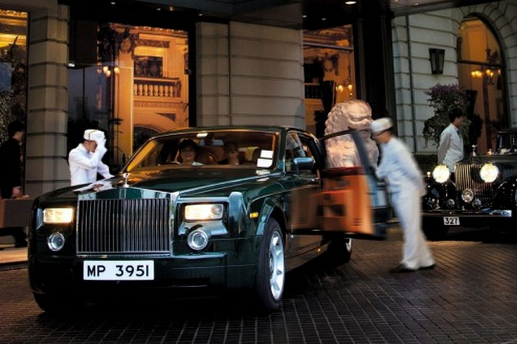 Chưa hết, khách sạn 5 sao Peninsula Hotel đặt tại Kowloon, Hồng Kông thậm chí có cả một “đội” xe Rolls-Royce đặt làm riêng. Những chiếc sedan siêu sang hàng “thửa” này được sơn màu xanh lục Peninsula Brewster Green, màu sắc đặc trưng của khách sạn.