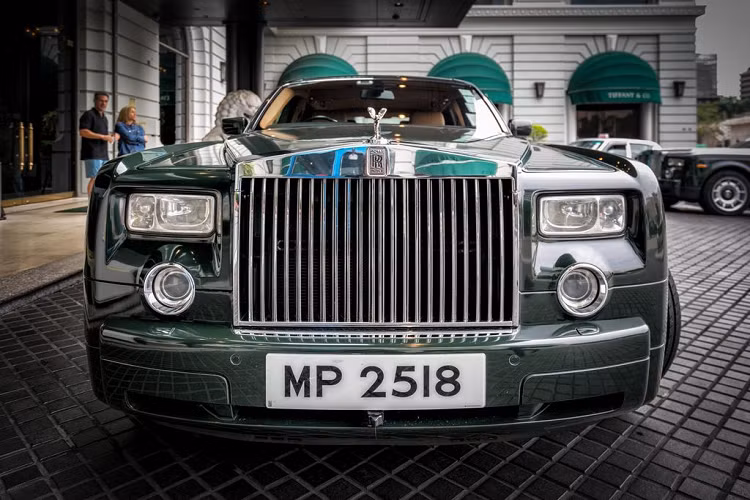 Rolls-Royces tại Hồng Kông hiện được xem có lượng bình quân đầu người cao nhất thế giới, đơn hàng lớn nhất lịch sử của Rolls-Royces cũng đến từ đất nước này. Stephen Hung - Nhà tài phiệt Hong Kong, ngôi sao của series Netflix Bling Empire: New York chính là chủ nhân của đơn đặt hàng 30 chiếc Rolls-Royce Phantom tùy chỉnh trị giá 20 triệu USD.