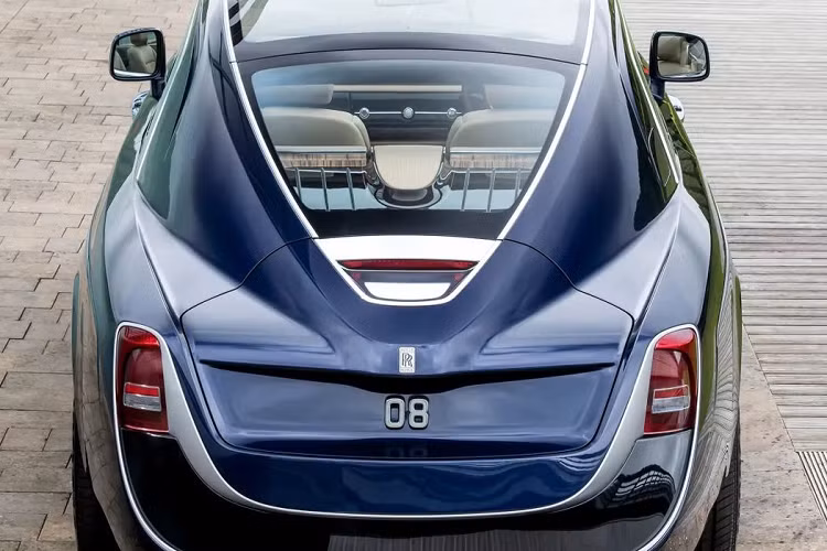 Cựu giám đốc thiết kế của Rolls-Royce Motor Cars - Giles Taylor, từng mô tả Sweptail là “chiếc xe ôtô có giá trị tương đương với thời trang cao cấp”.