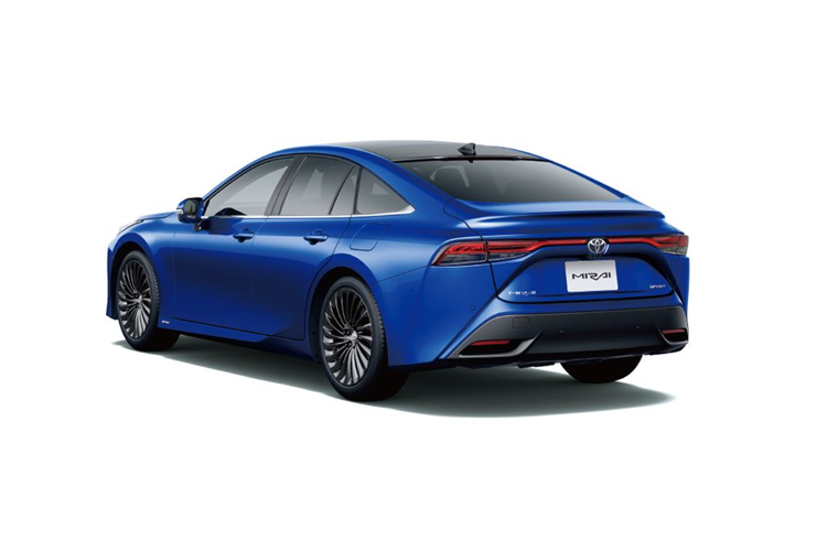 Trên phiên bản hiện hành, Toyota Mirai được trang bị ba bình chứa nhiên liệu hydro, một pin nhiên liệu, pin lithium-ion 1,24 kWh và môtơ điện 182 mã lực cung cấp năng lượng đến các bánh sau.