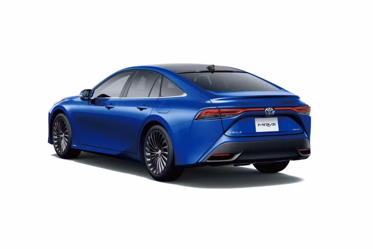 Trên phiên bản hiện hành, Toyota Mirai được trang bị ba bình chứa nhiên liệu hydro, một pin nhiên liệu, pin lithium-ion 1,24 kWh và môtơ điện 182 mã lực cung cấp năng lượng đến các bánh sau.