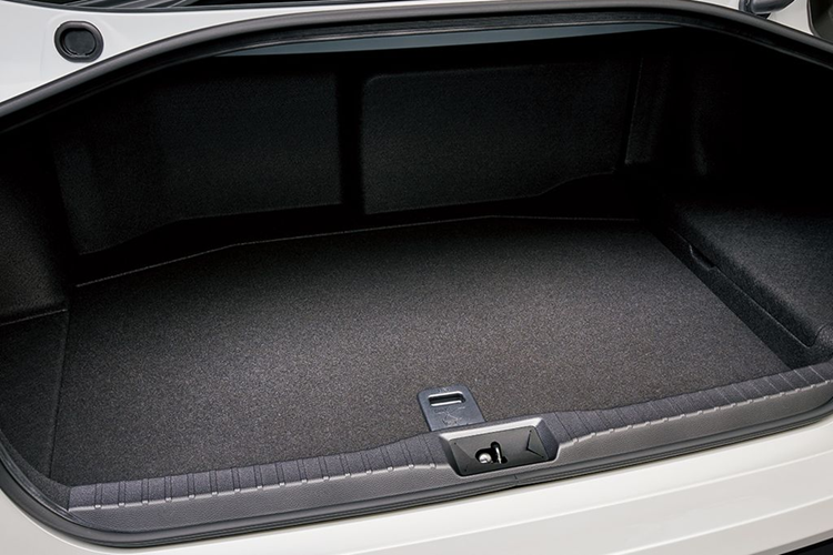 Ngoài ra xe còn có chức năng Đỗ xe nâng cao “cho phép mọi người đỗ xe an toàn và thuận lợi”. Trang bị bổ sung trên phiên bản nâng cấp của Toyota Mirai vẫn còn hạn chế.