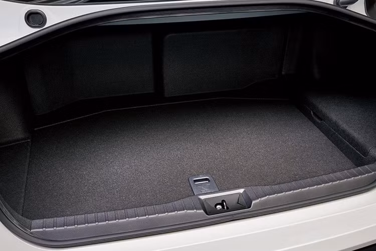 Ngoài ra xe còn có chức năng Đỗ xe nâng cao “cho phép mọi người đỗ xe an toàn và thuận lợi”. Trang bị bổ sung trên phiên bản nâng cấp của Toyota Mirai vẫn còn hạn chế.