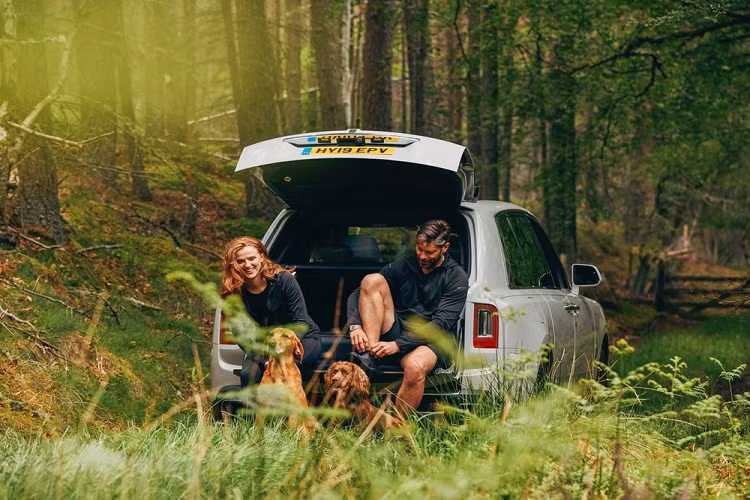 Dù ra mắt muộn hơn, giá đắt hơn, nhưng độ hot, phủ sóng của SUV siêu sang Rolls-Royce Cullinan trong các garage xe của triệu phú, tỷ phú, nhà sưu tập xe, giới doanh nhân, cầu thủ, showbiz... không thể bàn cãi, đây là 1 trong các xe SUV đáng sở hữu nhất của thế kỷ 21. Đó là nhiều người nghĩ, còn với ông Đặng Lê Nguyên Vũ, nhà sưu tập xe hàng đầu Việt Nam với bộ sưu tập xe hơn 500 chiếc, trị giá hơn 1,3 nghìn tỷ đồng lại không nghĩ thế.