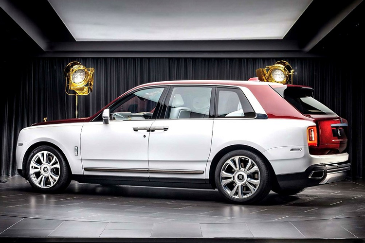 Không chỉ bạn mà chúng tôi cũng rất bất ngờ, lý do, trong số hơn 8 chiếc xe siêu sang Rolls-Royce của Đặng Lê Nguyên Vũ tuyệt nhiên không có "viên kim cương" Cullinan, phân khúc SUV siêu sang của hãng lại chưa có xe nào vào bộ sưu tập xe của ông, điều này đã thể hiện rất rõ qua hình ảnh 5 chiếc SUV hiệu năng cao của doanh nhân này xếp cùng nhau.