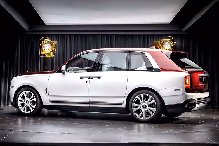 Không chỉ bạn mà chúng tôi cũng rất bất ngờ, lý do, trong số hơn 8 chiếc xe siêu sang Rolls-Royce của Đặng Lê Nguyên Vũ tuyệt nhiên không có "viên kim cương" Cullinan, phân khúc SUV siêu sang của hãng lại chưa có xe nào vào bộ sưu tập xe của ông, điều này đã thể hiện rất rõ qua hình ảnh 5 chiếc SUV hiệu năng cao của doanh nhân này xếp cùng nhau.