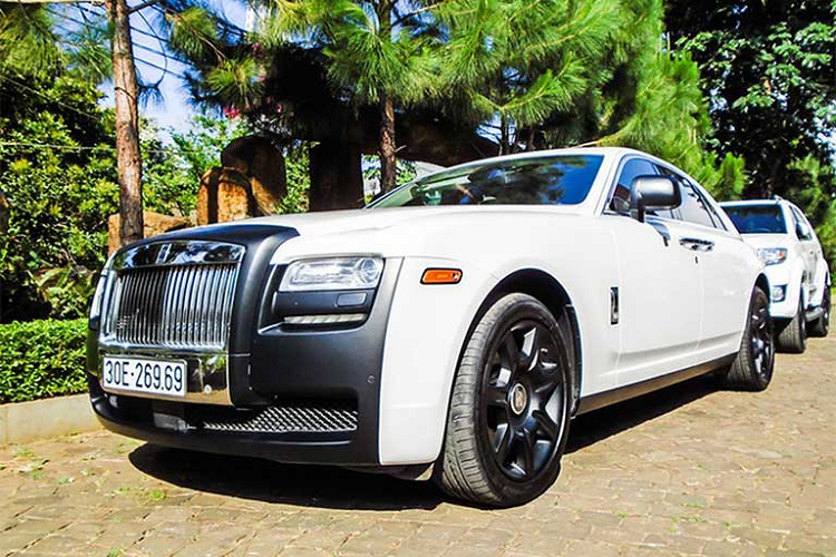 Rolls-Royce Cullinan chính là khối động cơ V12, tăng áp kép, dung tích 6.75 lít, sản sinh công suất tối đa 563 mã lực và mô-men xoắn cực đại 850 Nm. Động cơ đi kèm với hộp số tự động ZF 8 cấp có tích hợp bộ trợ giúp định vị vệ tinh SAT nên việc sang số rất nhẹ nhàng, hệ dẫn động 4 bánh toàn thời gian và đánh lái 4 bánh hoàn toàn mới. Rolls-Royce Cullinan có tốc độ tối đa được giới hạn 250 km/h. 