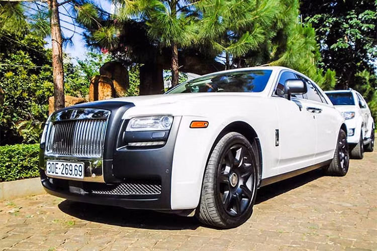 Rolls-Royce Cullinan chính là khối động cơ V12, tăng áp kép, dung tích 6.75 lít, sản sinh công suất tối đa 563 mã lực và mô-men xoắn cực đại 850 Nm. Động cơ đi kèm với hộp số tự động ZF 8 cấp có tích hợp bộ trợ giúp định vị vệ tinh SAT nên việc sang số rất nhẹ nhàng, hệ dẫn động 4 bánh toàn thời gian và đánh lái 4 bánh hoàn toàn mới. Rolls-Royce Cullinan có tốc độ tối đa được giới hạn 250 km/h. 
